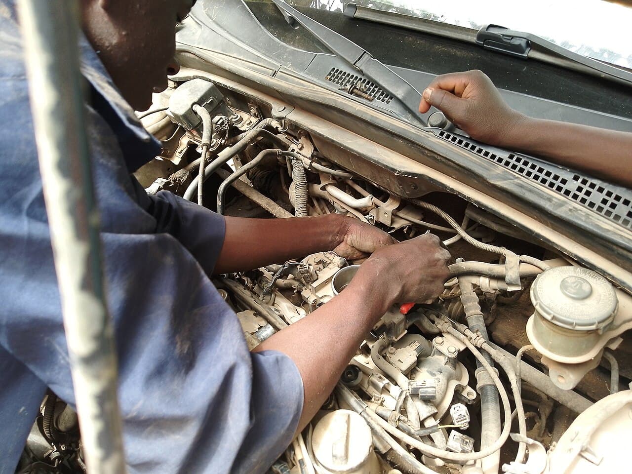 Mecánico revisando el motor de un auto